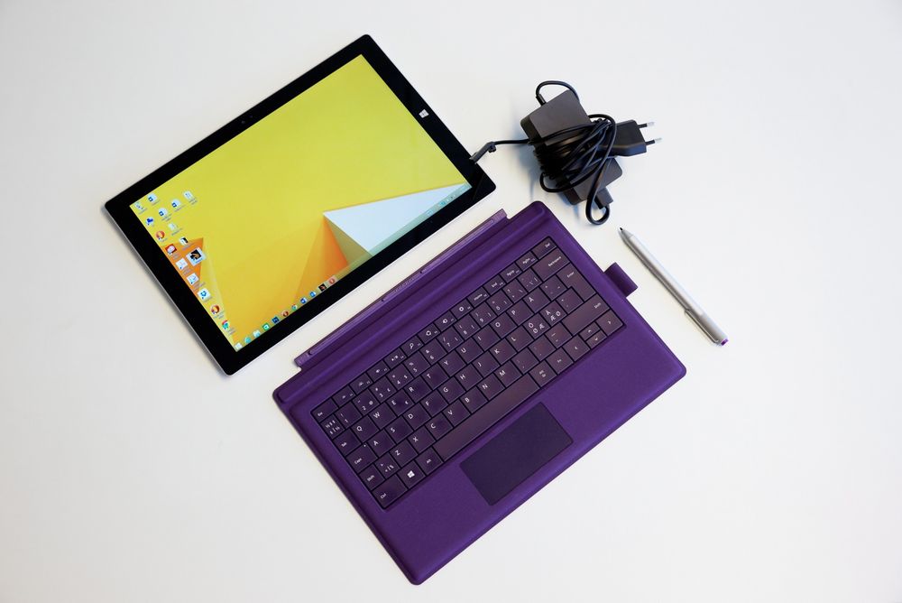 Surface Pro 3: Komponentene i pakken er selve brettet, med en fornuftig liten strømforsyning og penn. Tastaturet kommer i tillegg til rundt tusenlappen, og det trenger du.  