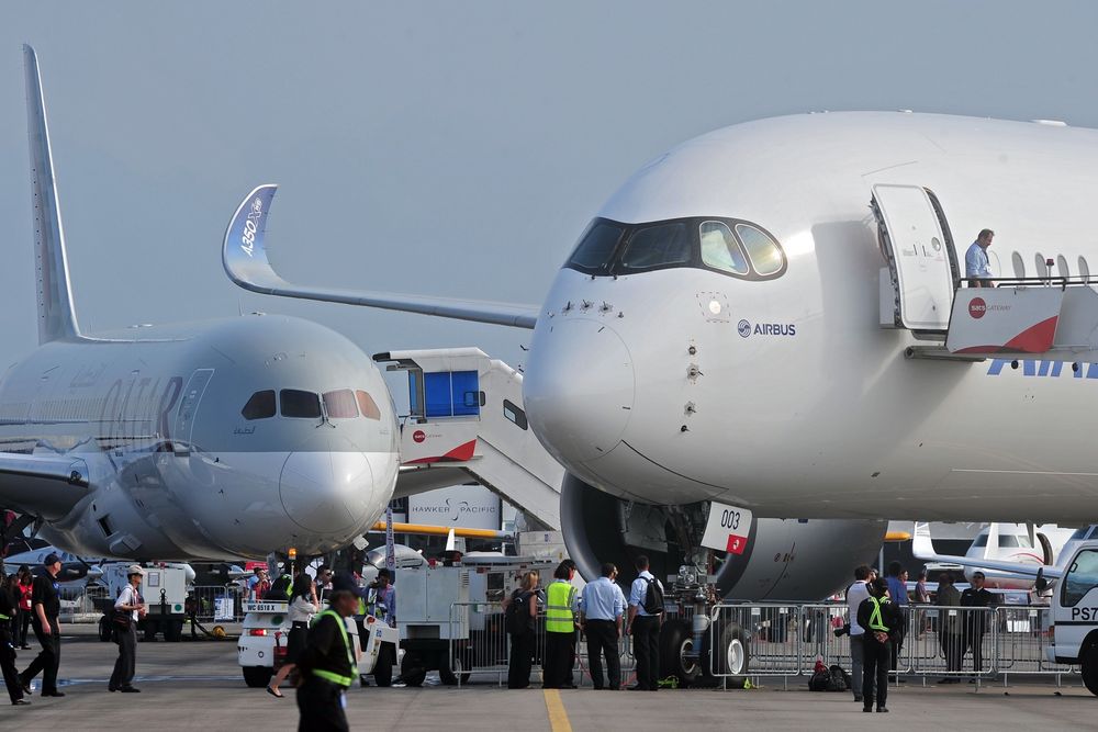 Både Boeing 787 (t.v) og Airbus 350 har komposittskrog. Dolphitech lager NDT-utstyr som foreløpig er godkjent til vedlikehold av B787 og trolig snart også på A350. B787-maskinen tilhører Qatar Airways som for øvrig er lanseringskunde på A350 mot slutten av året. 