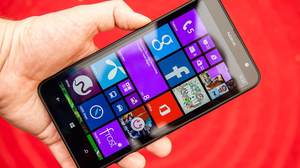 Nokia Lumia 1320 har seks tommers skjerm, og er større enn telefoner flest. Men plassen er godt utnyttet. 