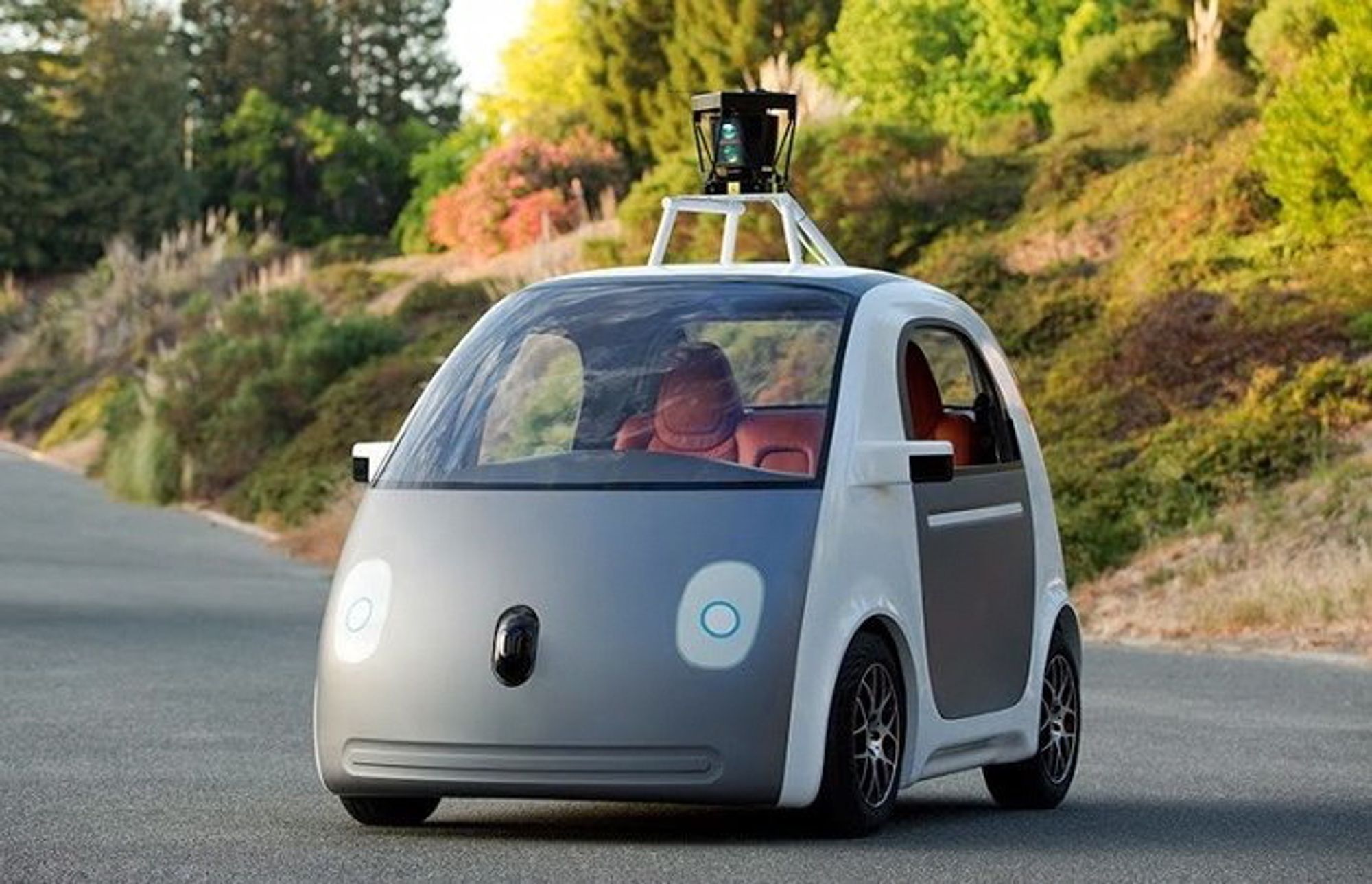 Førerløse biler, som denne fra Google, er tillatt i England fra og med årsskiftet.