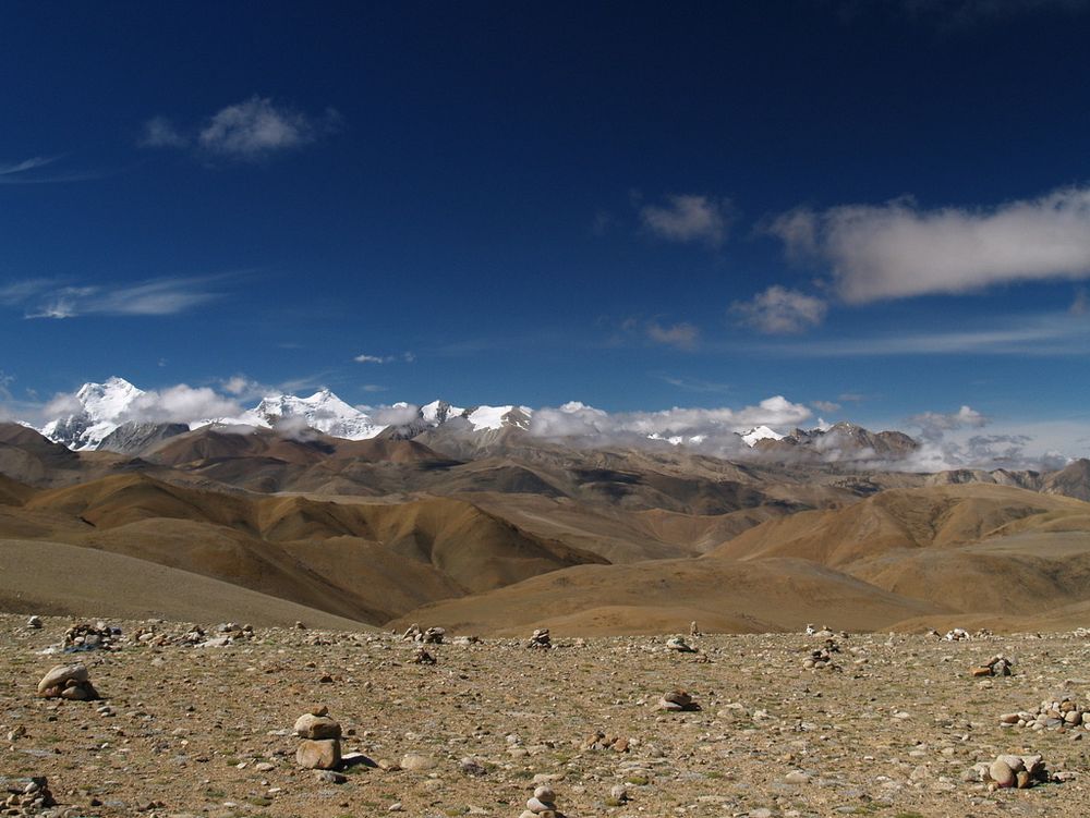 Tibetplatået ligger har lite infrastruktur, tynn luft og ligger gjennomsnittlig på 4500 meter over havet. 