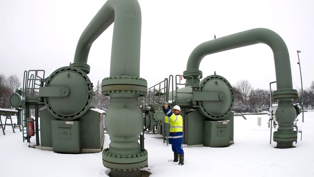 Russland har overtatt som største eksportør av gass til EU. Her en tekniker ved et gassanlegg i byen Huenxe vest i Tyskland.