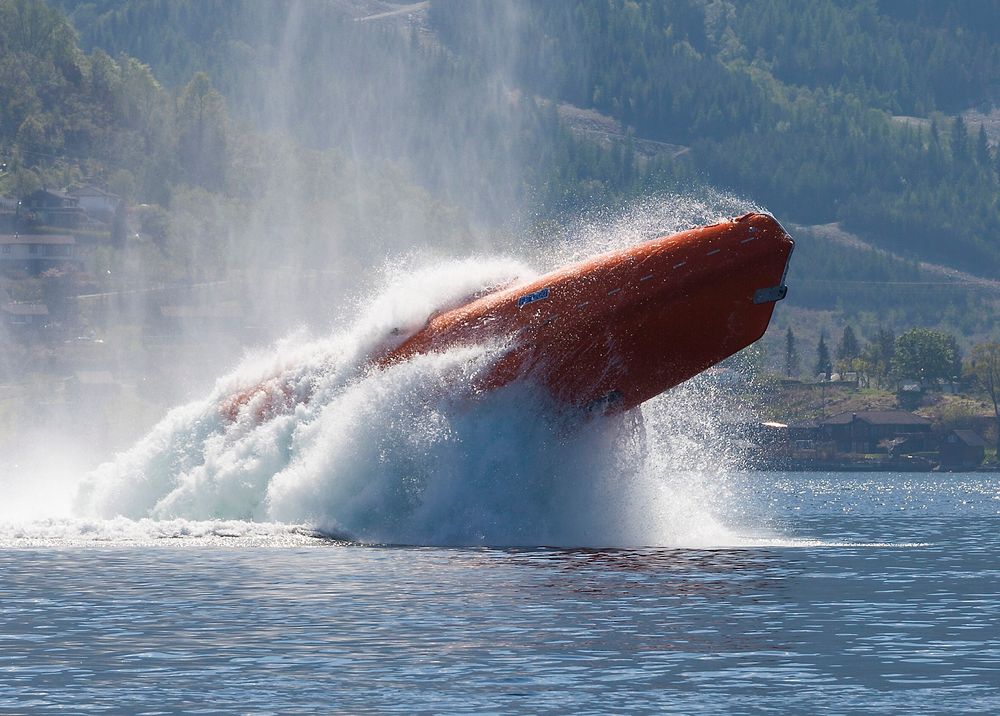 Opp igjen: Harding-livbåten FF1200 skyter ut av vannet etter rekordhoppet fra 65 meters høyde i fjor.