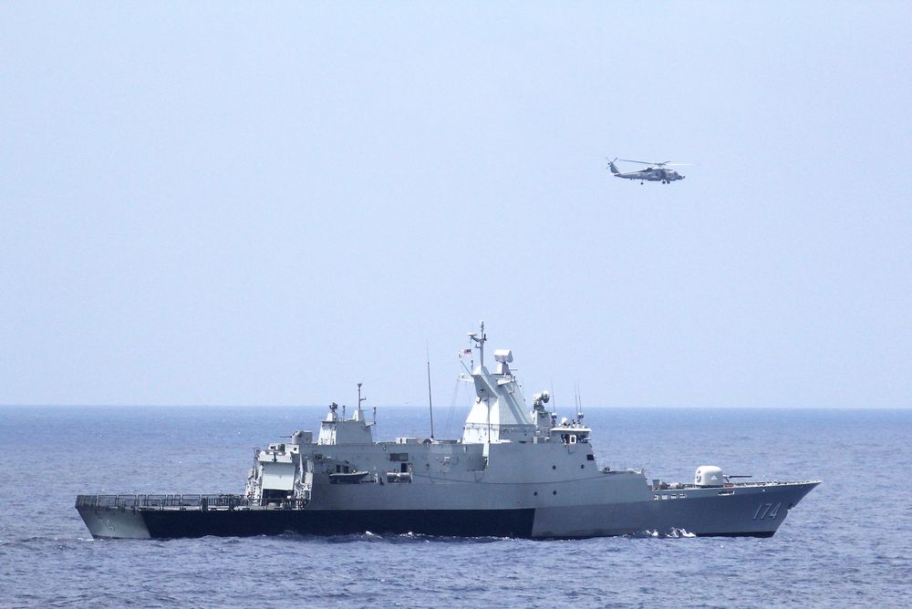 Et skip fra den malaysiske marinen og et amerikansk helikopter søker etter det savnede flyet.  