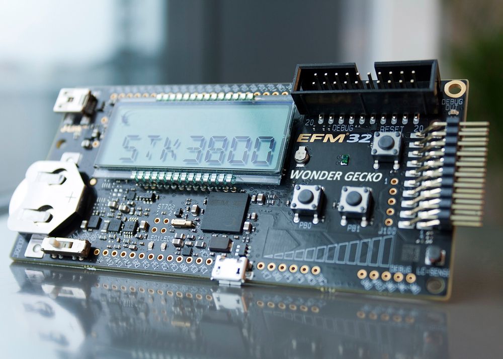 Dette kretskortet med LCD-skjerm er et starter kit for en av mikrokontrollerne til Silicon Labs. Utviklingskortet brukes av kunder for å utvikle applikasjoner. Mikrokontrolleren sitter under LCD-skjermen. 