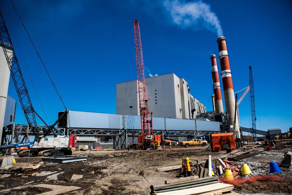Verdens første fullskala, kommersielle renseanlegg åpner i dag. Her er et bilde fra kullkraftverket til Saskpower ved Boundary Dam, tatt i fjor sommer.   