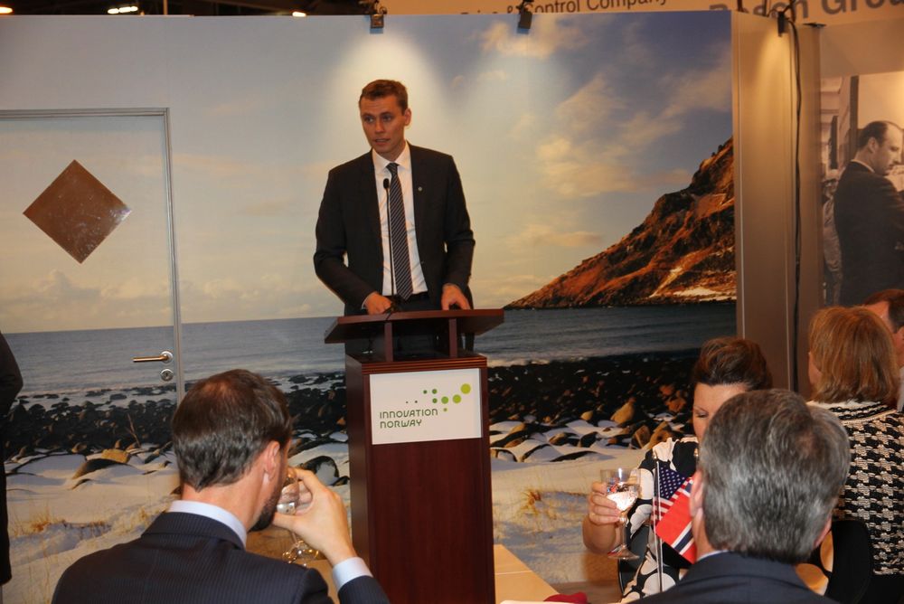 Olje- og energiminister Ola Borten Moe holdt tale under åpningen av den norske paviljongen. 