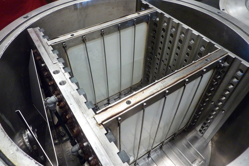 Håndlaget: Membranarkene blir plassert i kasetter omtrent som denne når de skal testes på fabrikken i Brevik. Bildet er fra et annet membranforsøk på NTNU. 