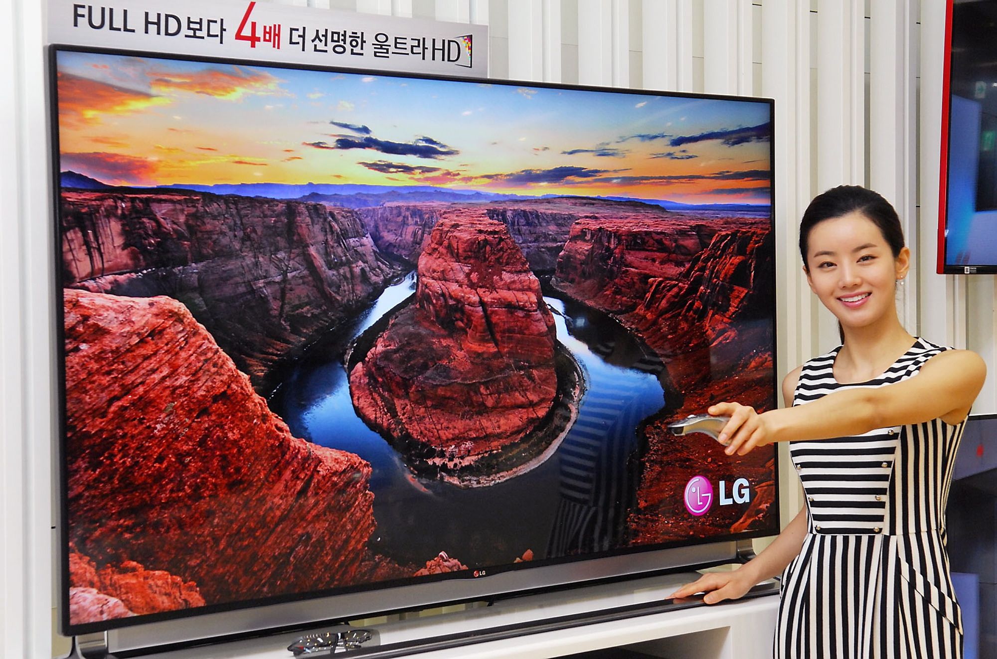 Телевизор LG 65 дюймов с человеком