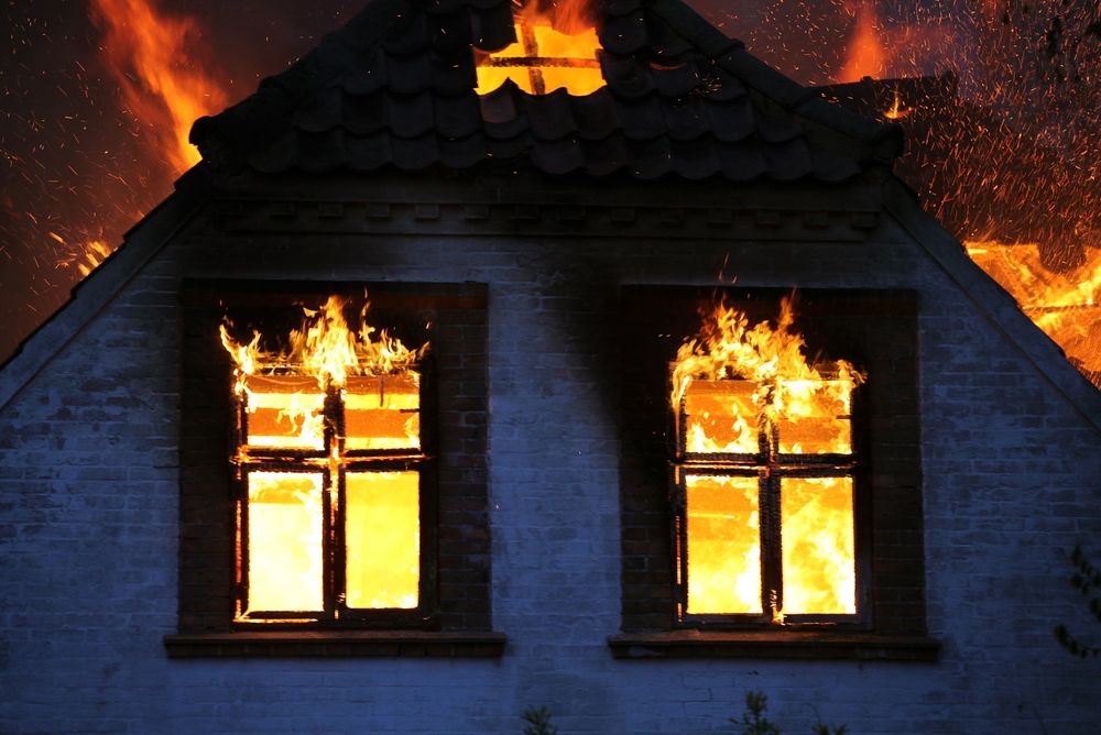 Siden de fleste branner i bolighus starter som ulmebranner anbefaler ekspertene optiske røykvarslere som ser røyk, i stede for ioniske varslere som ser flammer. 