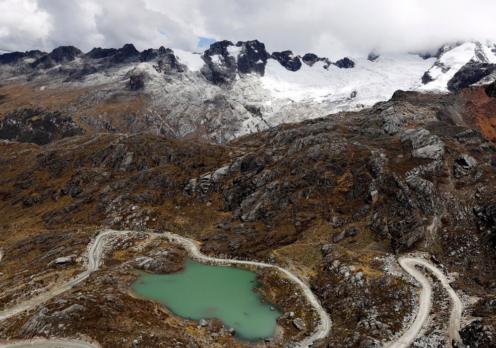 Smeltevann fra en isbre har dannet en innsjø i Huraz i Peru. 