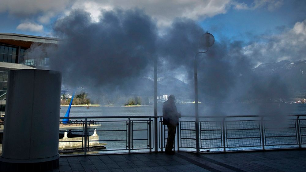  Det er ikke røyk, men ren vanndamp som strømmer ut av et avløp i et havnestrøk i Vancouver. Den canadiske storbyen er kåret til verdens beste klimaby i 2013 og hedres for sin offensive og helhetlige strategi i kampen for et bedre klima, ble det kunngjort tirsdag. 