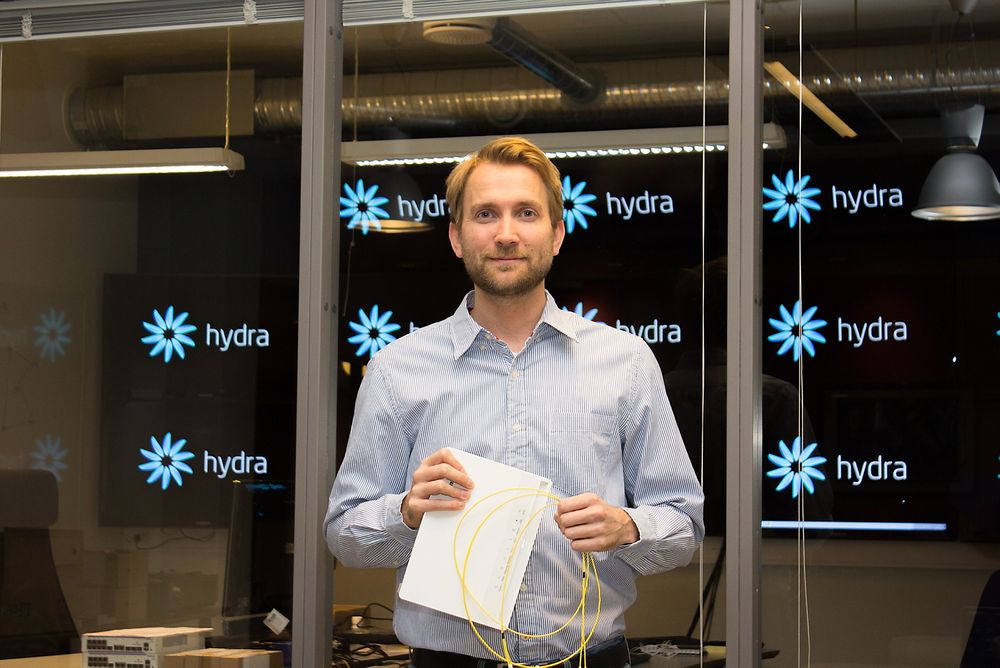 Klar med gigabiten: Teknologidirektør Arve Paalsrud i Bayonette AS er klar med fiber og boks til privatkunder som vil ha lynraskt internett. 