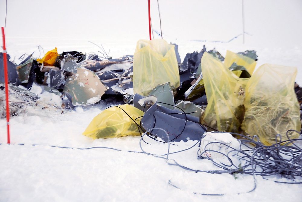 Flydeler i snøen ved havariplassen på Kebnekaise tirsdag. Det var her det norske Hercules-flyet &quot;Siv&quot; kolliderte med fjellet torsdag i forrige uke. Alle fem ombord i flyet omkom.