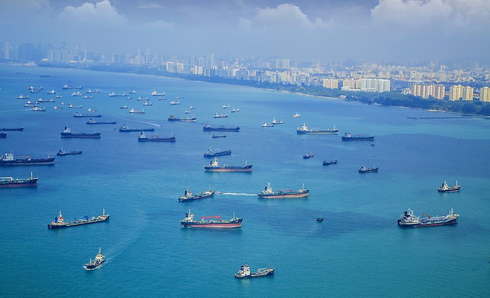 TETT: Singapore-stredet og her ved innseilingen til Singapore havn har ekstremt høy trafikk og skal få bedre trafikkavvikling med norsk teknologi.