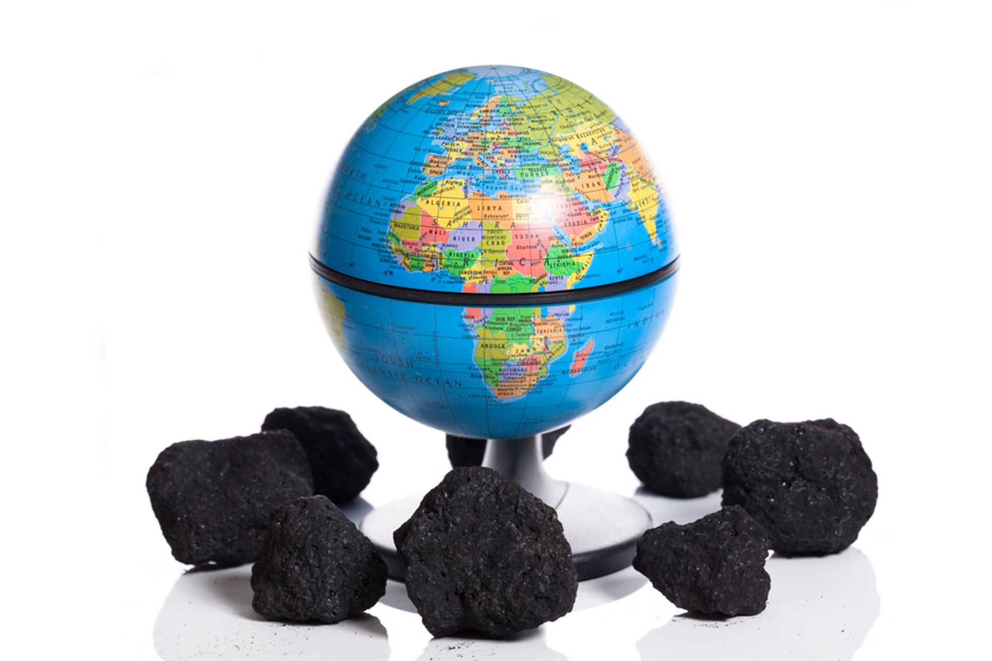 PEAK COAL: Verdens kullproduksjon når toppen i disse dager og halveres innen 2047, spår de amerikanske forskerne Tadeusz Patzek og Gregory Croft. De mener at man må droppe energikrevende CO2-fangst, og at kullkraften bør effektiviseres. Også CO2-utslippene faller, mener de.