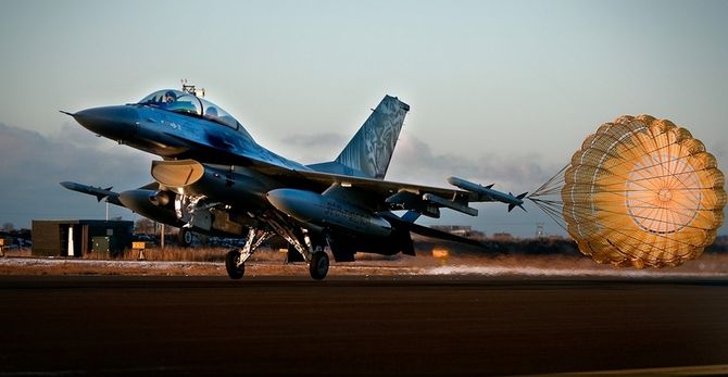F-16B lander med bremseskjerm.