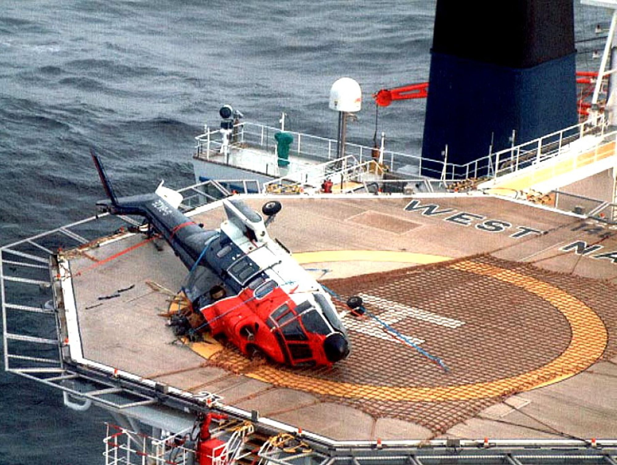 Dette AS332L Super Puma-helikopteret fra CHC veltet på helidekket på et borefartøy vest for Shetland i 2001. Ulykken skjedde under drivstoffylling med rotorene igang, der skipet endret kurs slik at vindretningen ble ugunstig. Kun flygeren var om bord i helikopteret og han overlevde ulykken. 