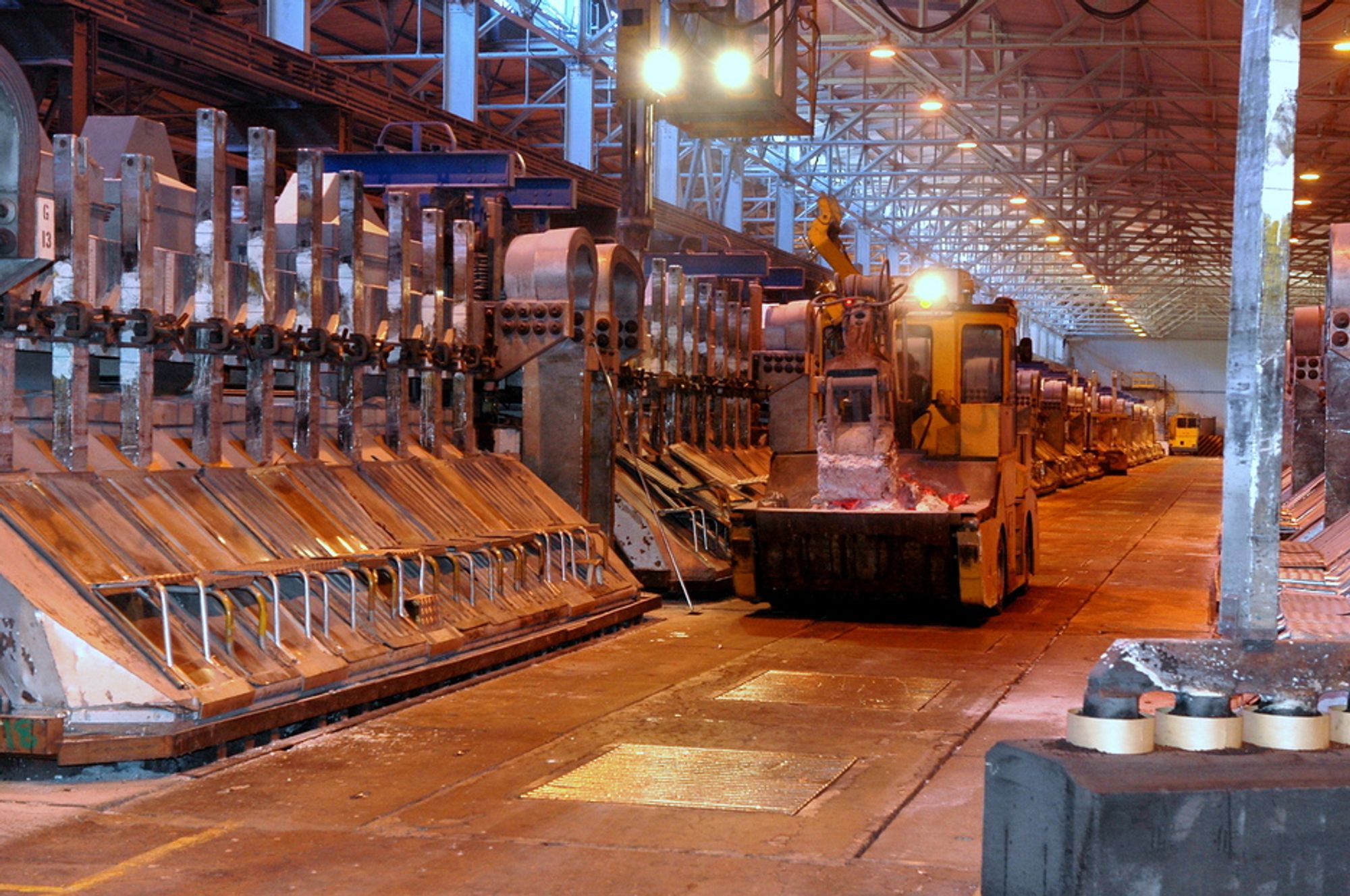 MÅ FORNYES: Aluminiumsproduskjonen i Årdal vil fornyes dersom Hydro får nye langsiktige kraftavtaler på plass innen 2015.