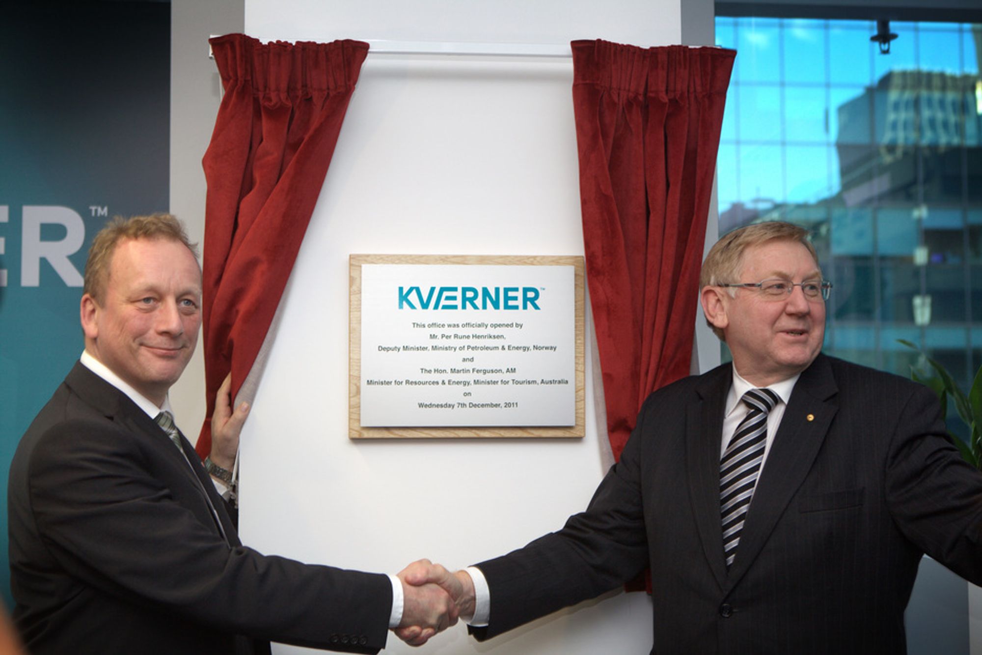 Statssekretær Per Rune Henriksen og Australias ressurs- og energiminister Martin Ferguson stod for åpningen av det nye Kværner-kontoret i Perth.