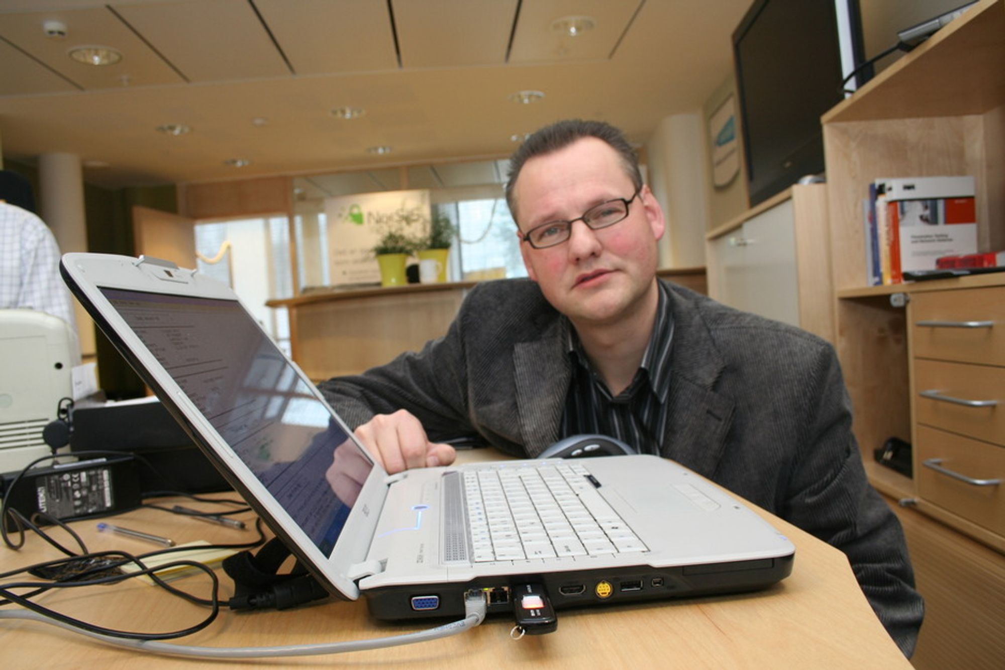 ÅPEN. Firewireporten på en PC er åpen for angrep, advarer Norsis, her ved seniorrådgiver Vidar Sandland.