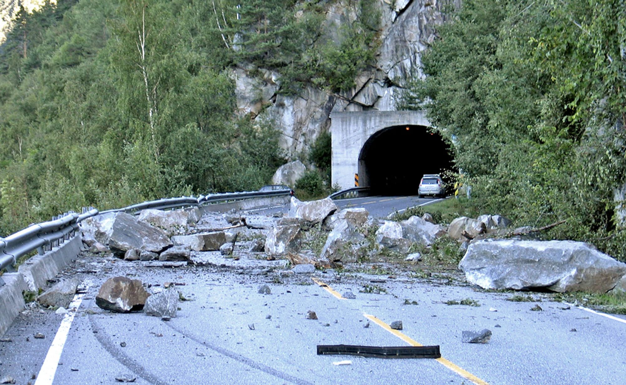 Slik så det ut ved Midtbekktunnelen på Oppdølsstranda 24. august 2008. Den er en av flere små tunneler som forsvinner fra riksveg 70 når den 7,5 km lange tunnelen åpnes.