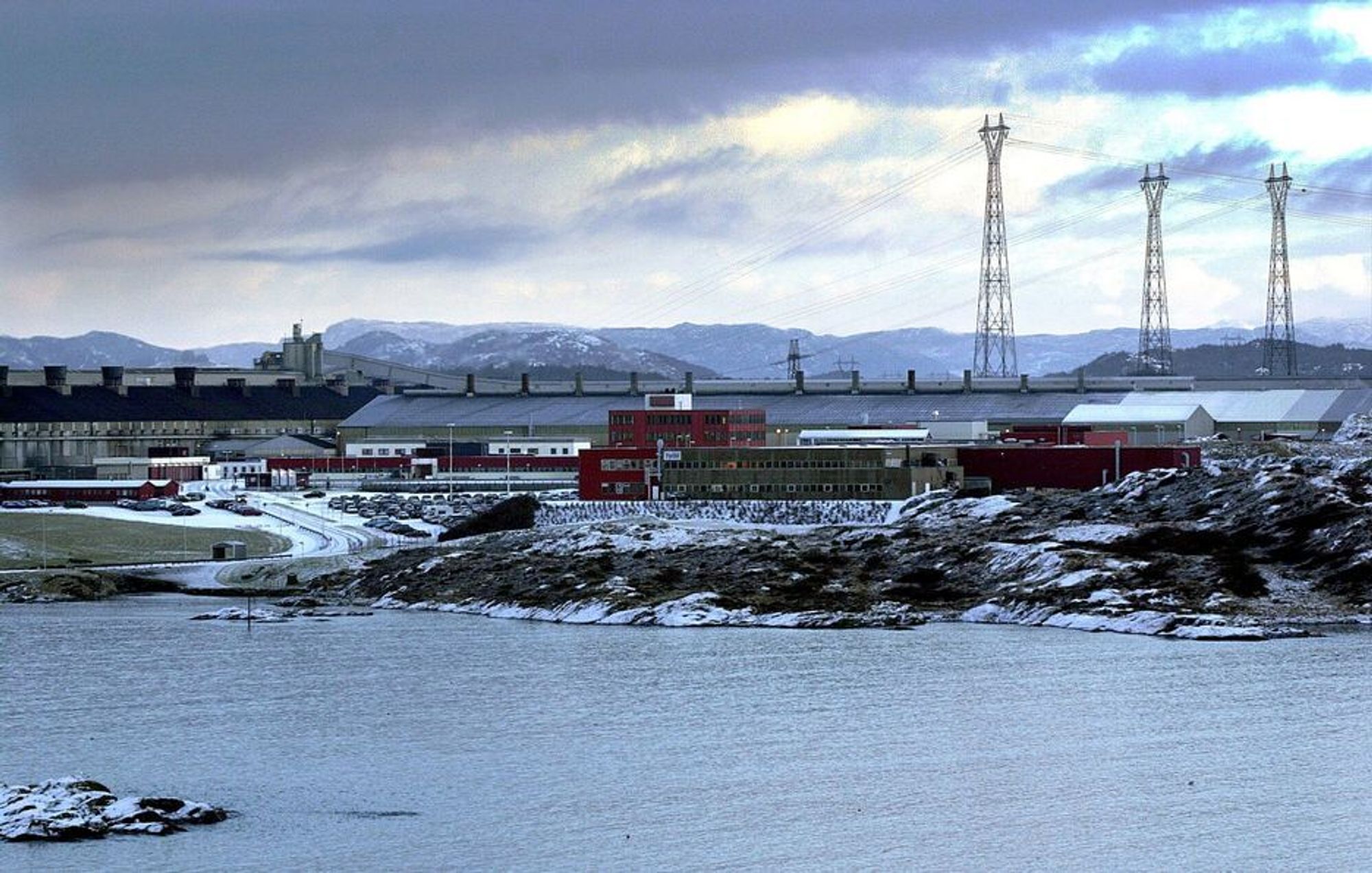 HYDRO SOM NABO: Kullkraftverket til Haugaland Kraft kan bli en realitet på Hydros industriområde på Karmøy.