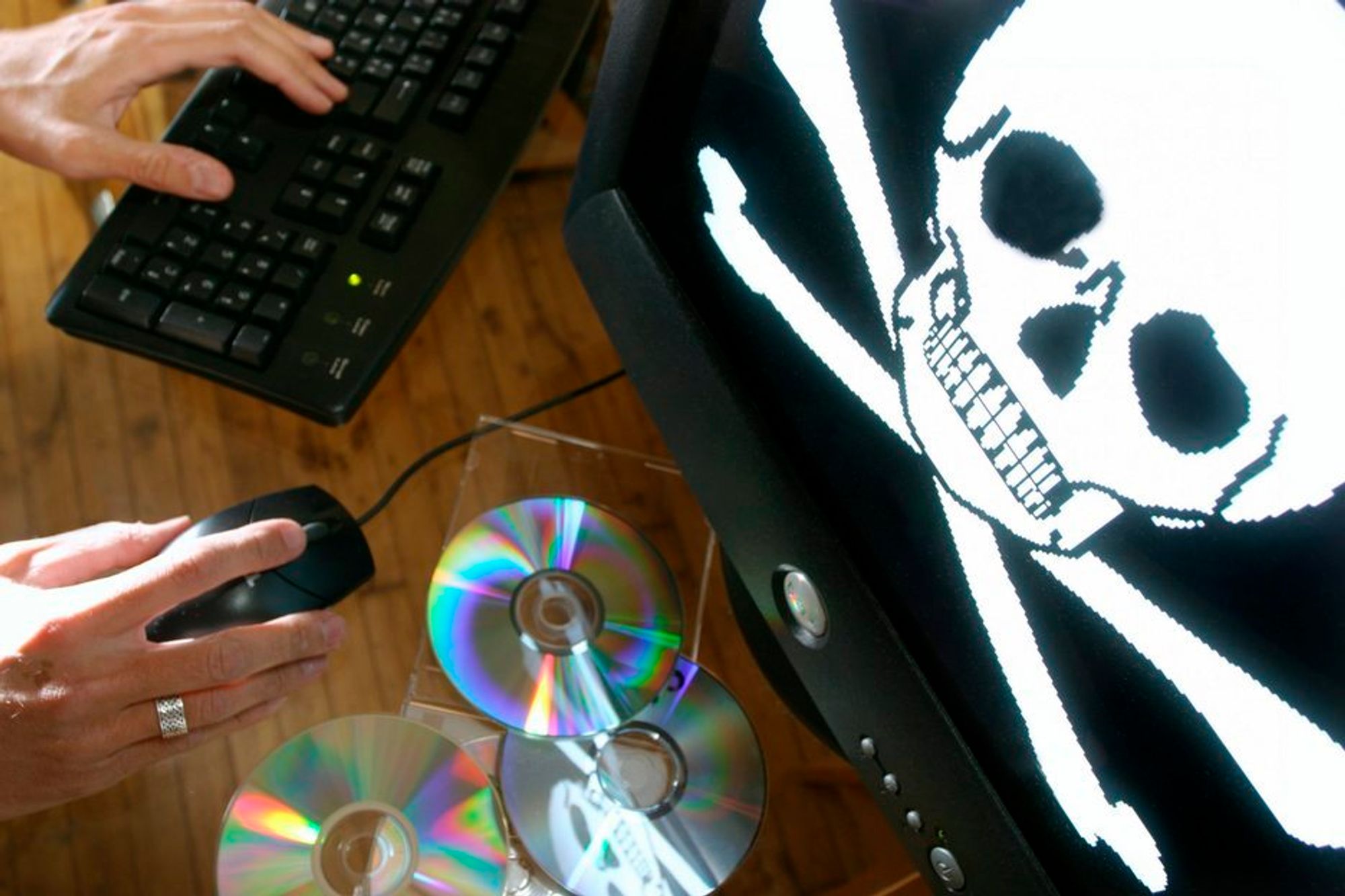 Politiet, FBI og Microsoft har avslørt en enorm kinesisk piratkopieringsring. 290 000 CD-er med software ble funnet i aksjonen.