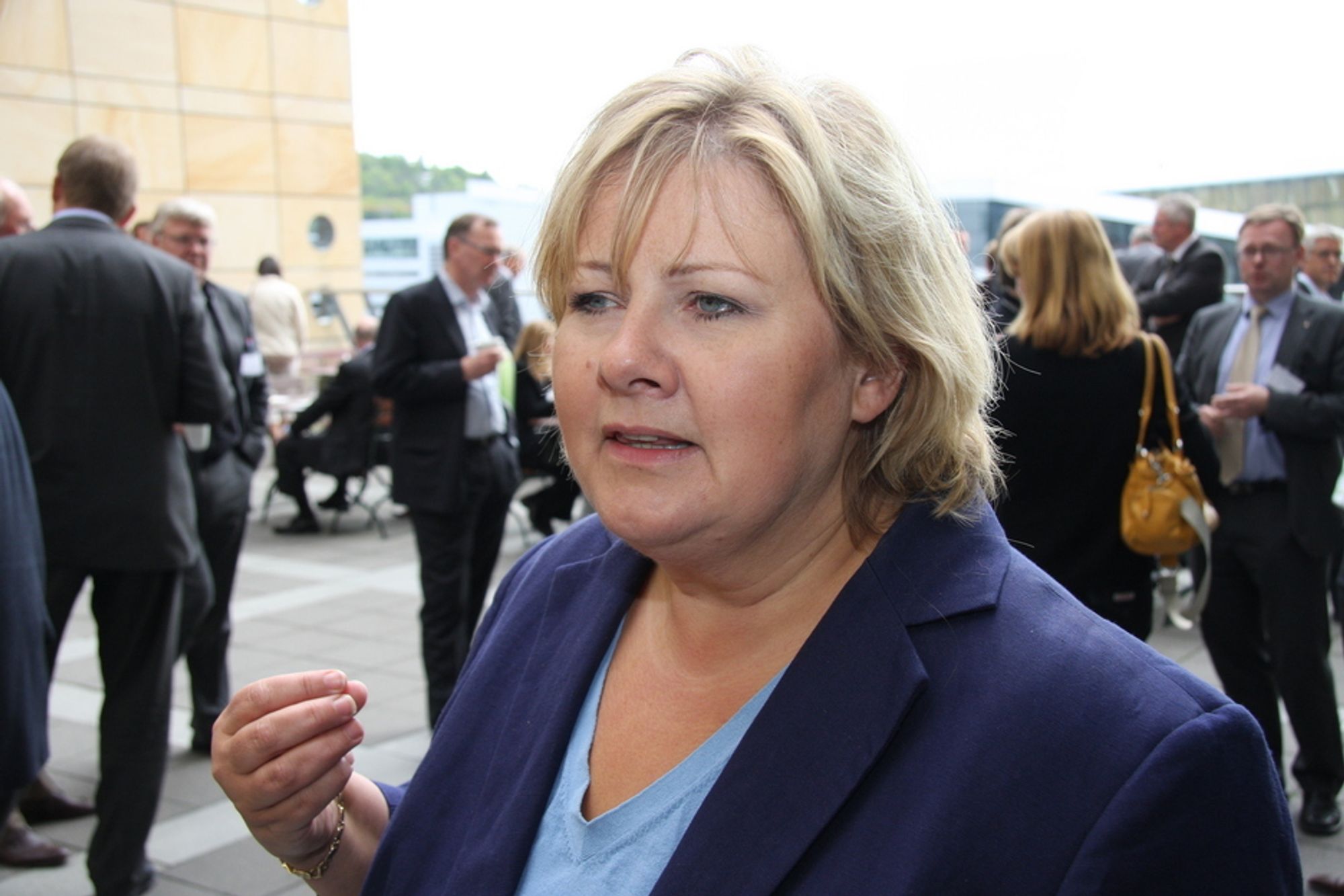 Høyre-leder Erna Solberg venter på svar fra statsministeren om datalagringsdirektivet.