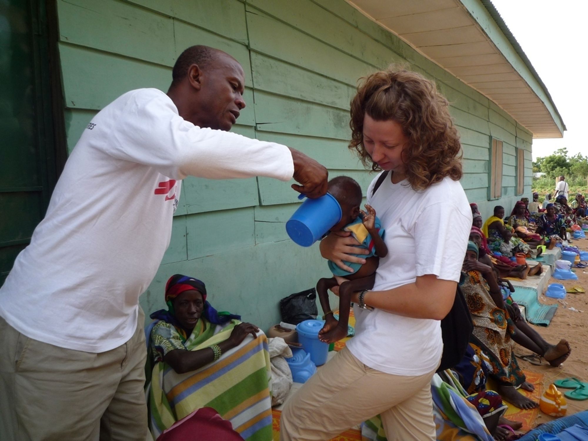 NIGERIA:  - Det er mye opplæring, sier Susanne Hyllestad som her skaffer rent vann til et spebarn i Nirgeria.