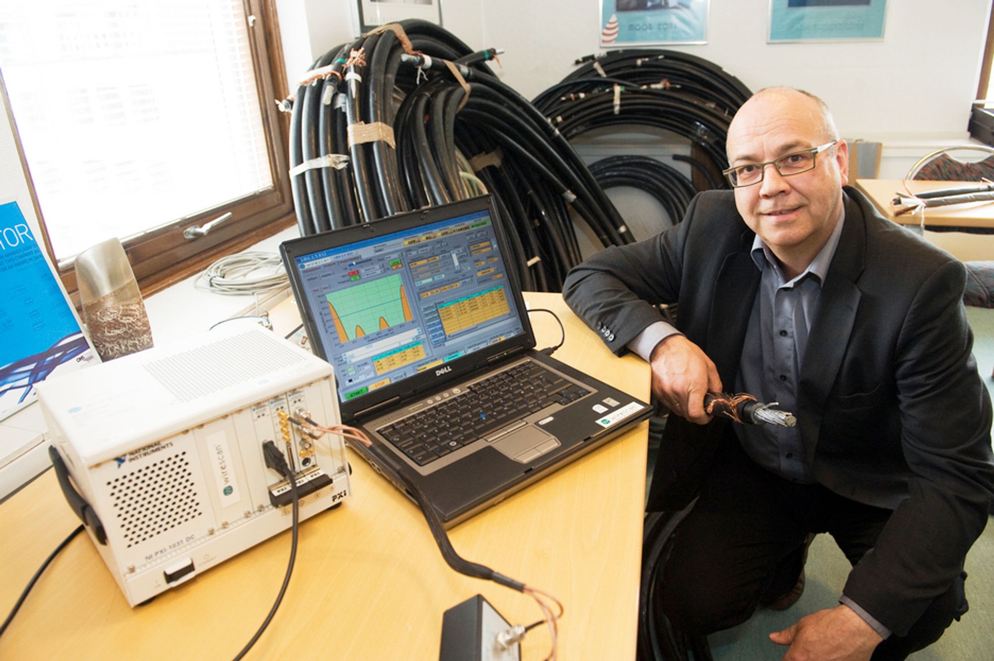OVERVÅKER SJØKABLER: Direktør Per Nossen i selskapet Wirescan overvåker elektriske kabler i atomkraftverk og sjøkabler i olje- og vindbransjen. Teknologien avslører om kablene trenger vedlikehold.