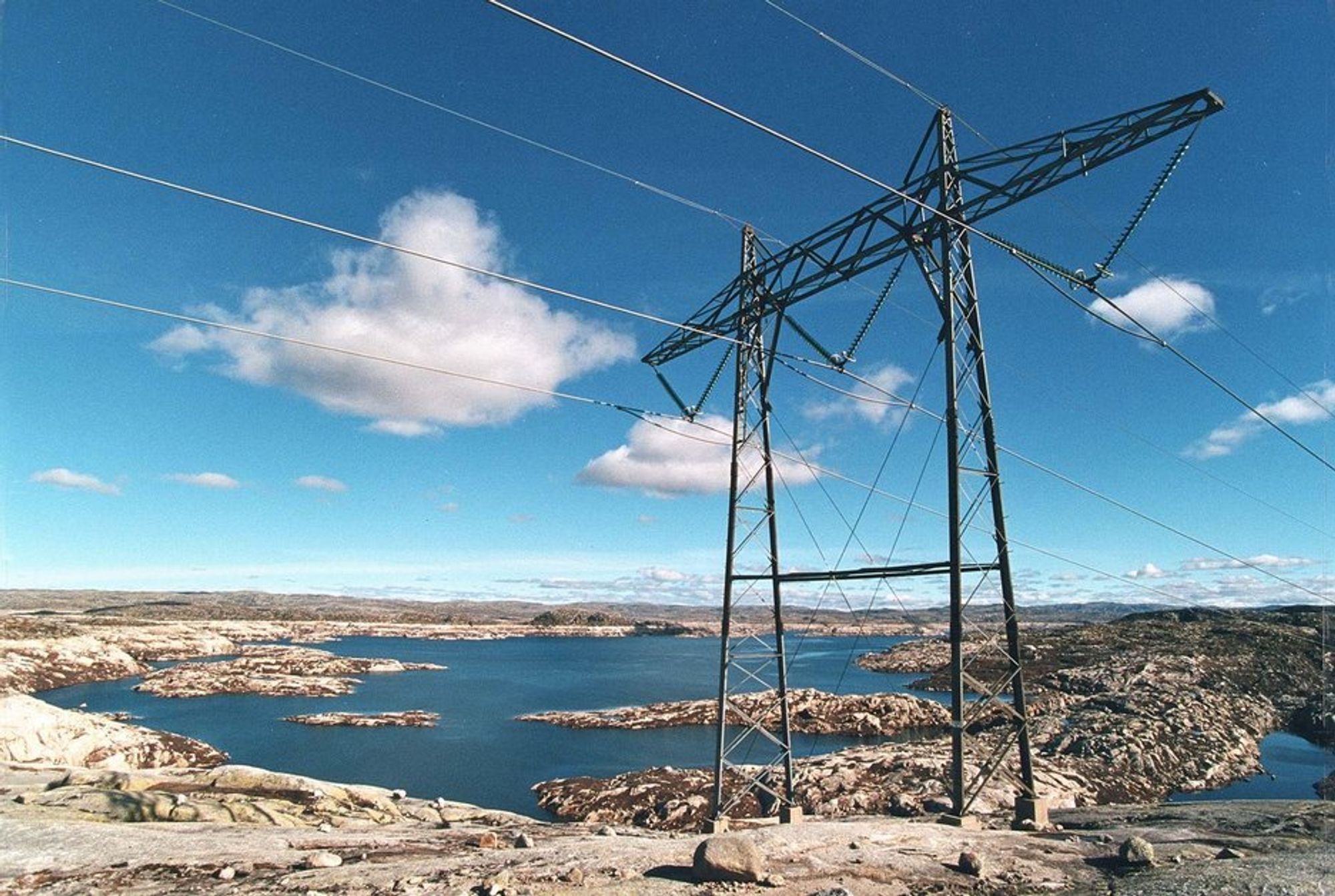 AKSEPT: Flere planlagte kraftlinjer på Vestlandet har blitt møtt med stor motstand, men resultatene viser at 70 prosent i Hordaland og 76 prosent i Sogn- og Fjordane støtter utbygging av kraftlinjer for å øke bruken av fornybar energi.