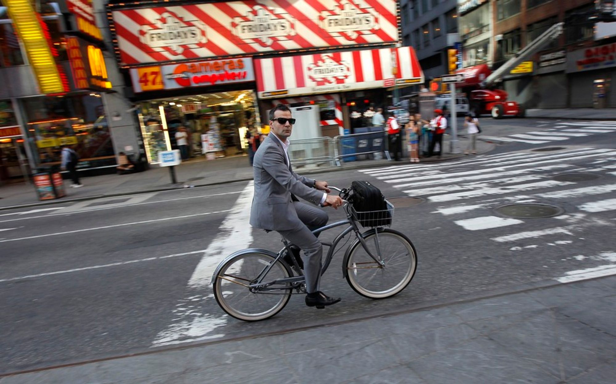 EN BIT AV OSLO? Times Square kalles «verdens veikryss» og trenger en oppgradering. Nå har Snøhetta vunnet oppdraget, med Karl Johans gate som inspirasjon.