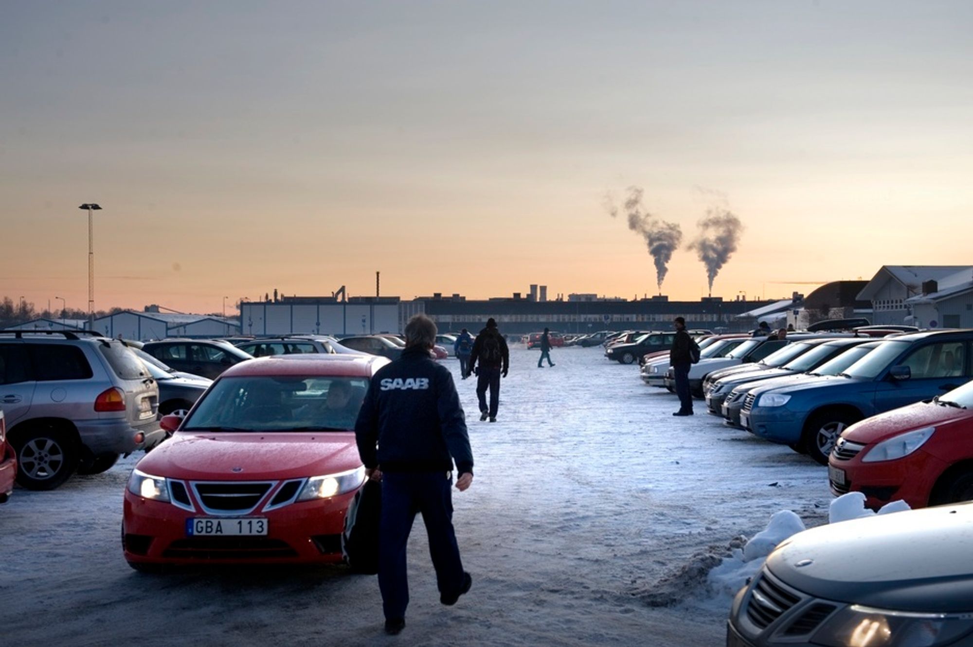 Ansatte ved Saab-anlegget i Trollhättan gikk hjem fra jobb like kloke som da de kom. Hele dagen hadde ryktene rast om at et salg til nederlandske Spyker var like om hjørnet, men mandag ettermiddag rådet igjen usikkerheten.