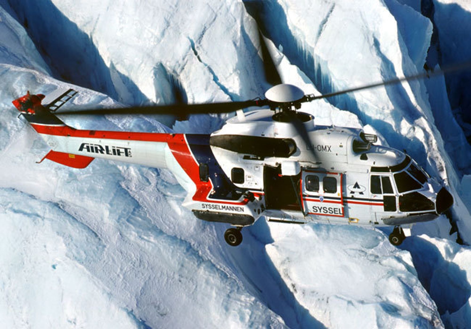 Lufttransport tar over tjenesteleveranse av Sysselmannens helikoptertjeneste på Svalbard. Kontrakten  innebærer at to redningshelikopter av typen AS 332L1 Super Puma blir stasjonert på Svalbard lufthavn.