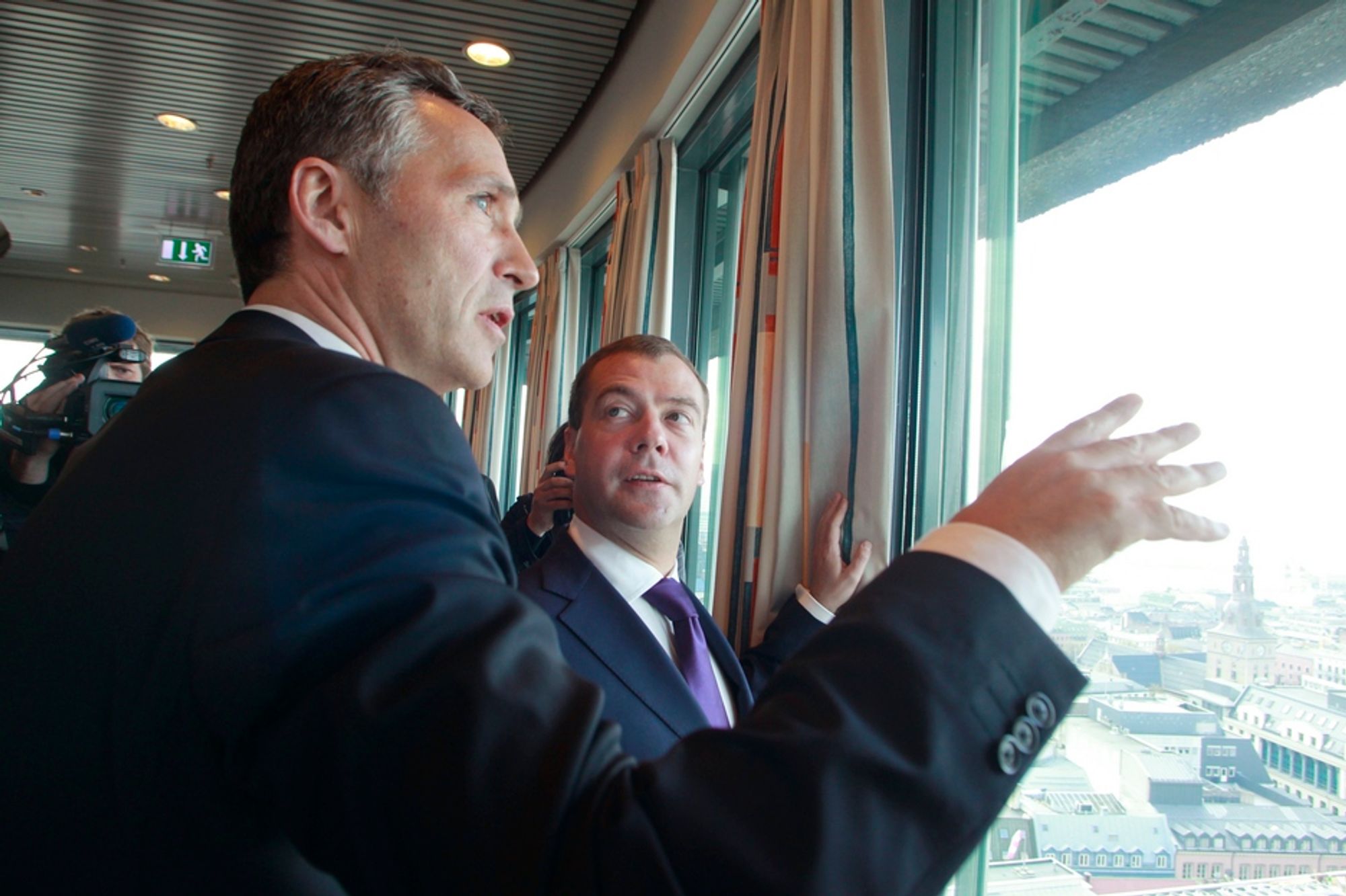 Den russiske presidenten Dmitrij Medvedev og statsminister Jens Stoltenberg ble i går enige om en delelinje i Barentshavet.