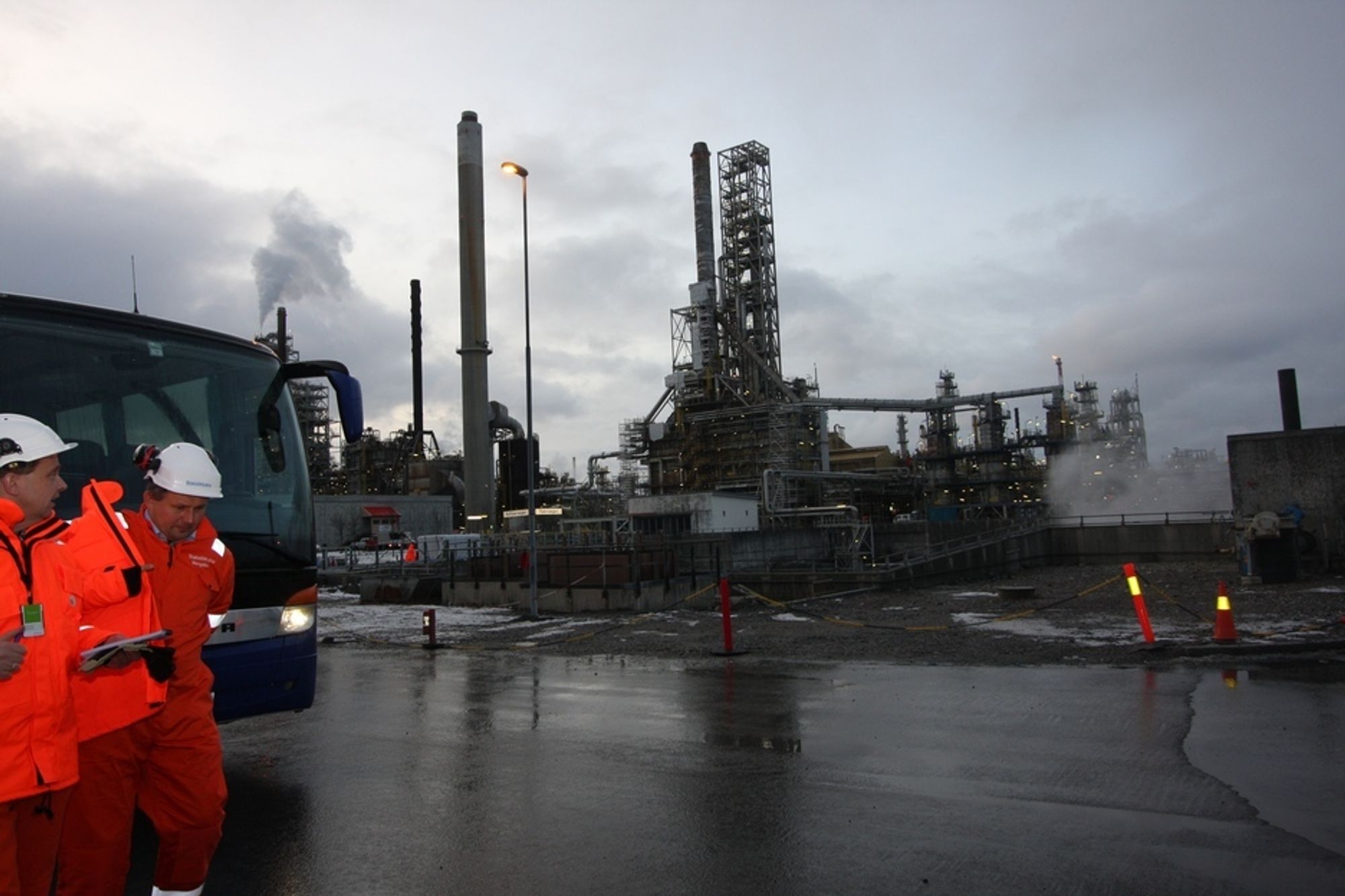 Dyrt: Regjeringen ønsker å fange CO2 på Mongstad (bildet) og Kårstø.
