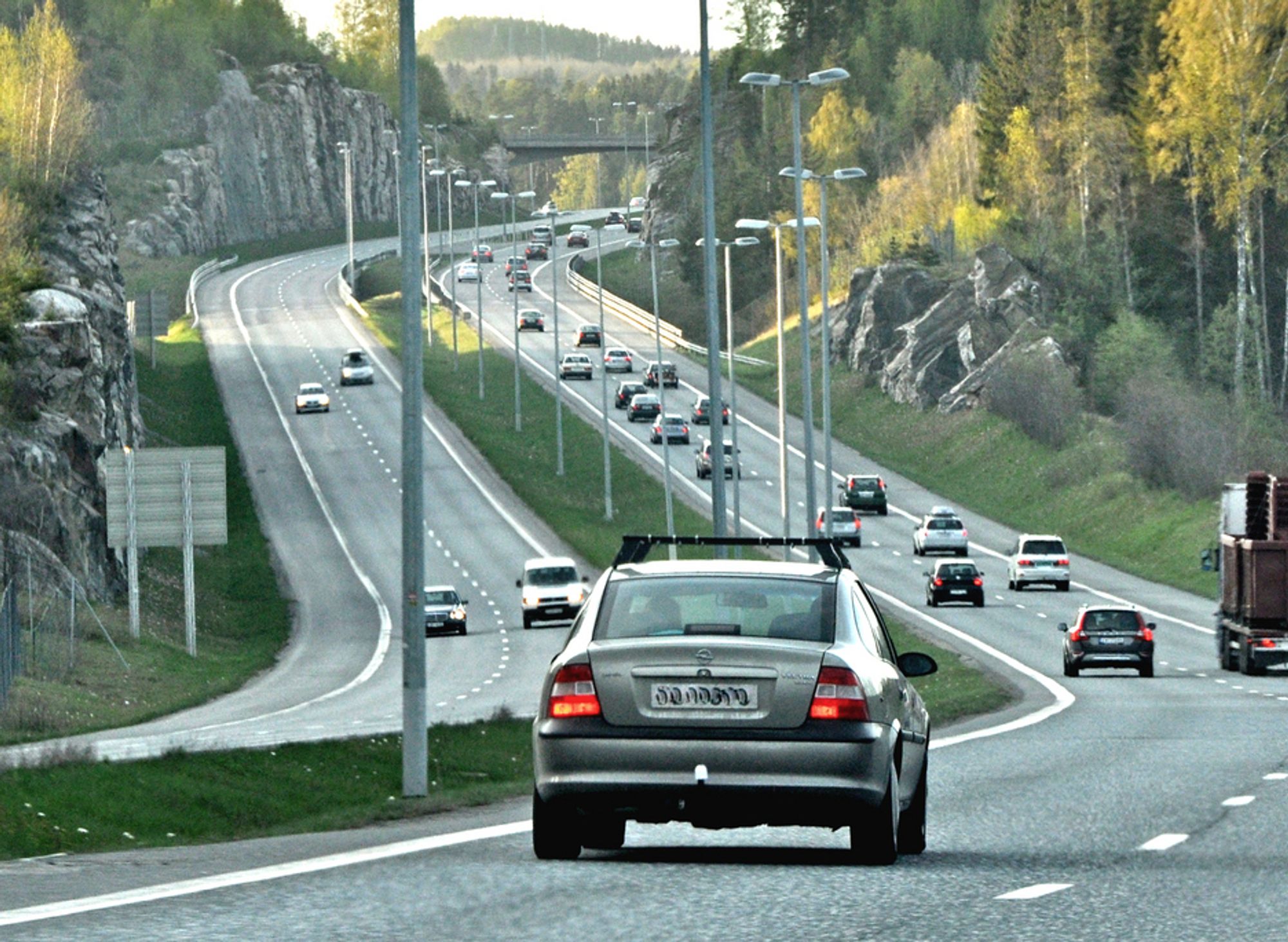 På E 6 gjennom Ås kommune i Akershus er det bare lysmastene som hindrer biler ute av kontroll i å rase over midtdeleren. De som vil sette opp rekkverk, må gi anbud innen 1. september.