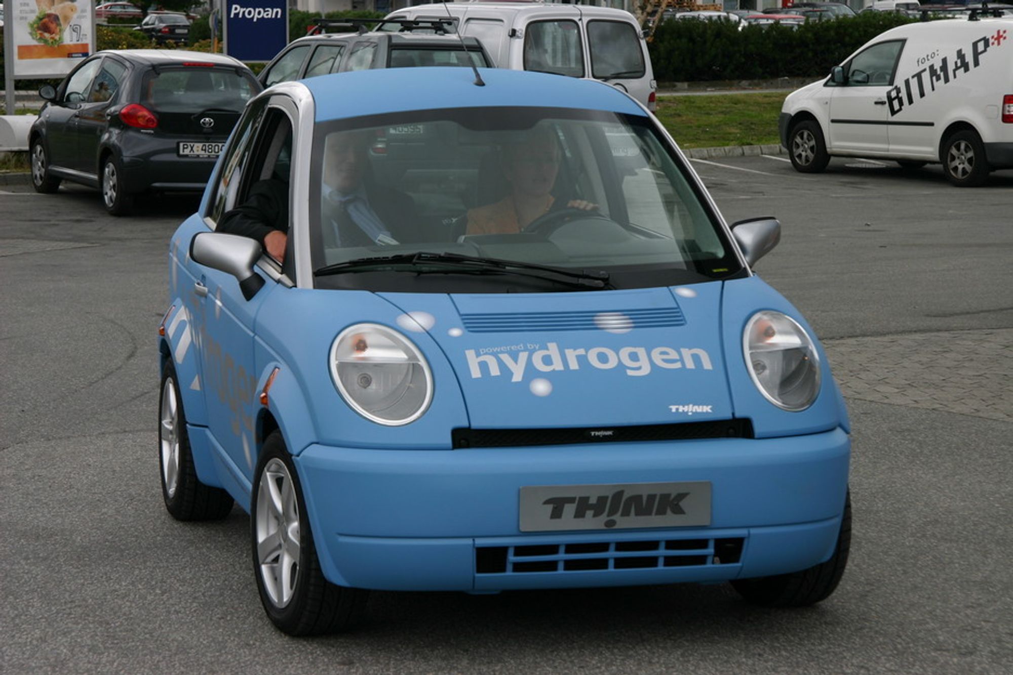 Think Hydrogen ble lansert for offentligheten i 2006, men da gikk den kun på batteri. Brenselcellen som var montert var bare for syns skyld.