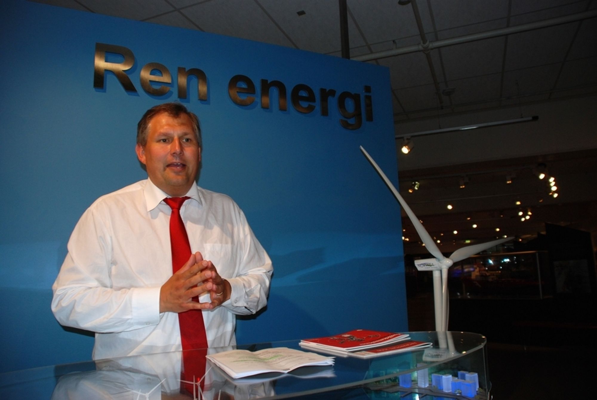 SAMARBEID: Oljeminister Terje Riis-Johansen vil benytte EUs energiministermøte til å diskutere grønne sertifikater med Sverige.