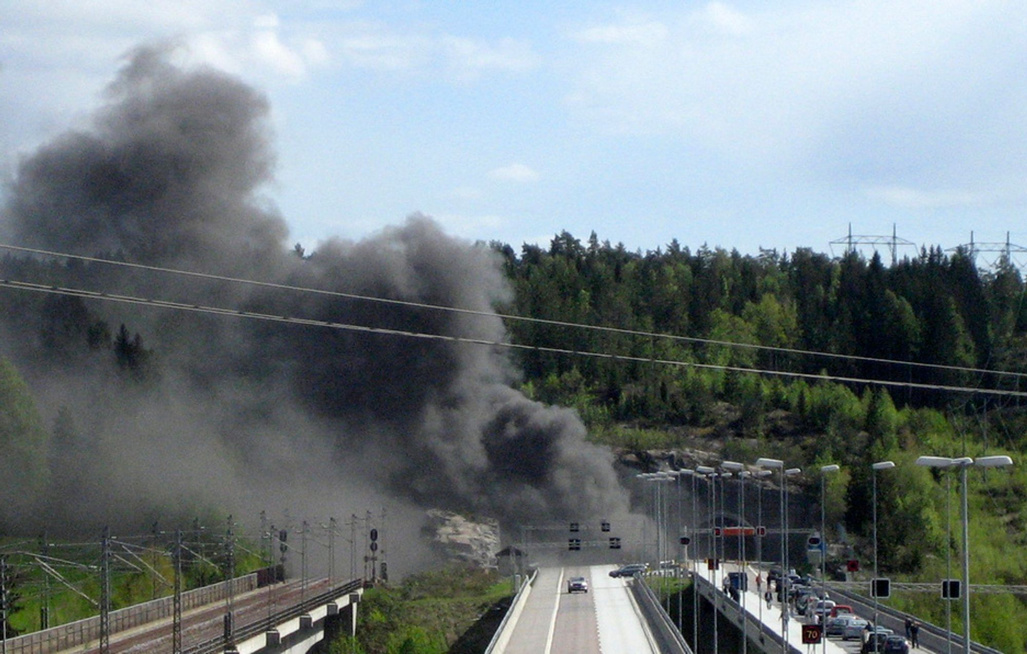 BRANN: Røykutviklingen var stor i Follotunnellen på E6 mellom Son og Vestby etter at en trailer kjørte i bergveggen inne i tunnelen og tok fyr søndag ettermiddag. En mann omkom i brannen.