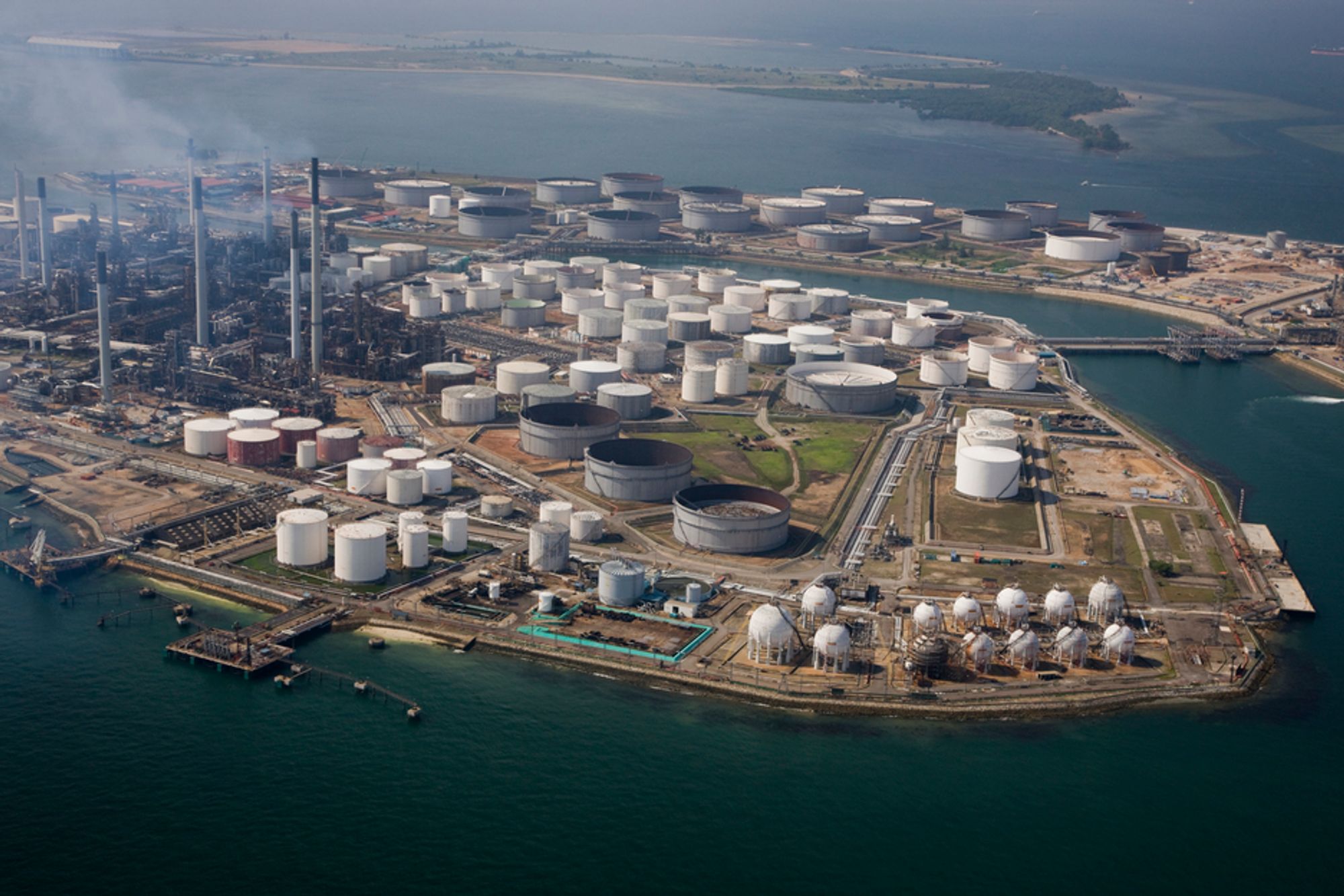 KAN SPARE CO2: Shell effektiviserer driften ved sine raffineriner. På det sparer de 800.000 tonn CO2 i årlige utslipp, tilsvarende forbruket av 300.000 tonn drivstoff årlig. Her Shells raffineri Paulu Bukum i Singapore.
