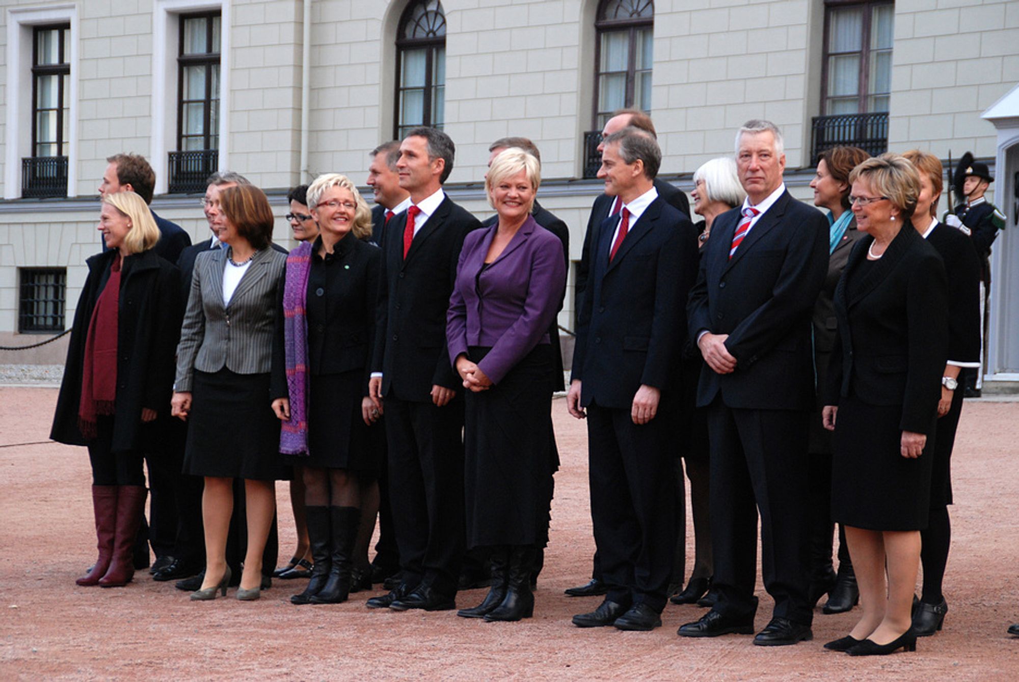 POSERER: Statsminister Jens Stoltenberg sammen med sine 19 utvalgte.