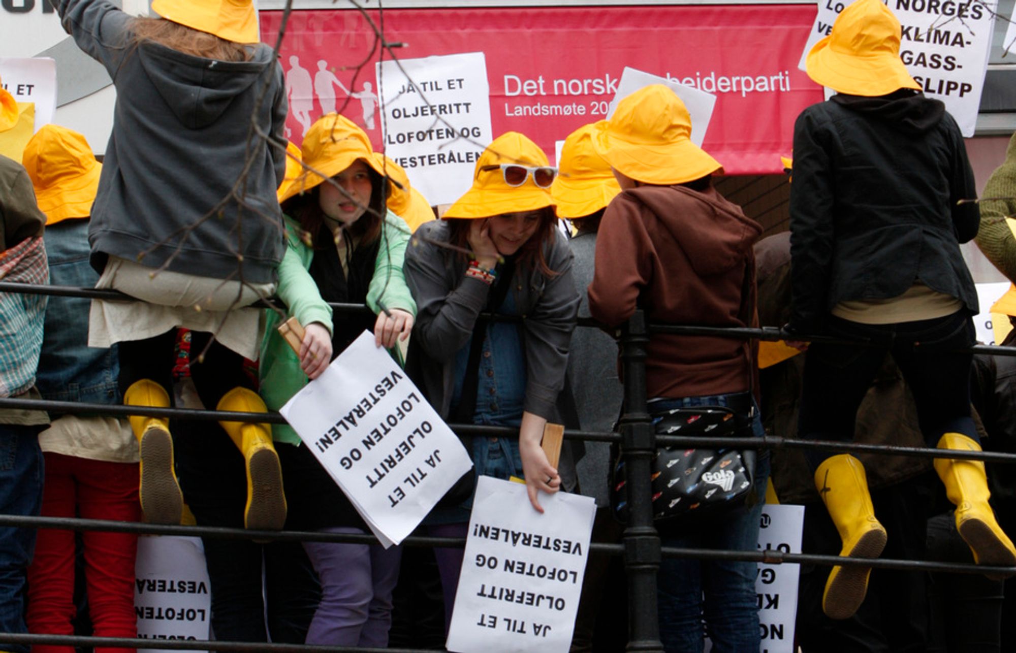 SIER NEI: Natur og Ungdom protesterer mot oljeboring utenfor Lofoten og Vesterålen ved åpningen av Arbeiderpartiets landsmøte 18. april. Nå sier redaksjonskomiteen i Ap også nei inntil videre.