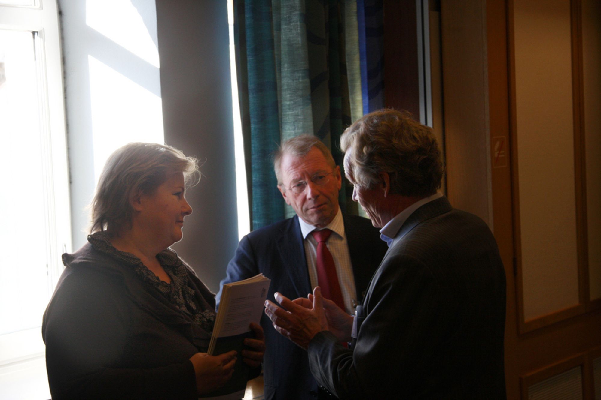 Erna Solberg i samtale med Jens Ulltveit-Moe og Thorleif Enger.