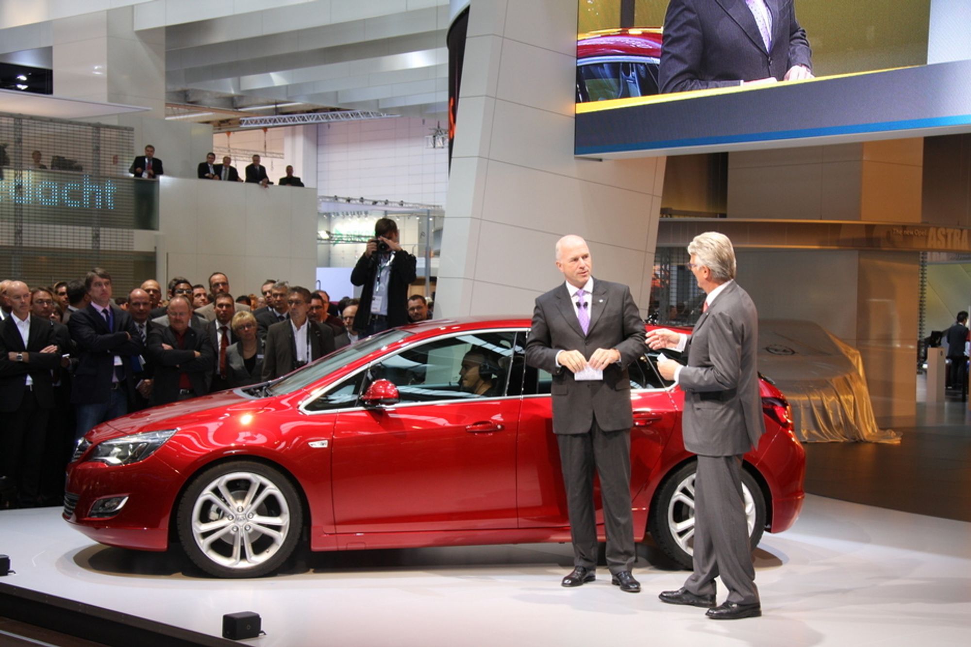 UTSLIPP: Nye, mer drivstoffeffektive biler selger mer i Europa. Her nye Opel Astra, presentert på bilmessen i Frankfurt.