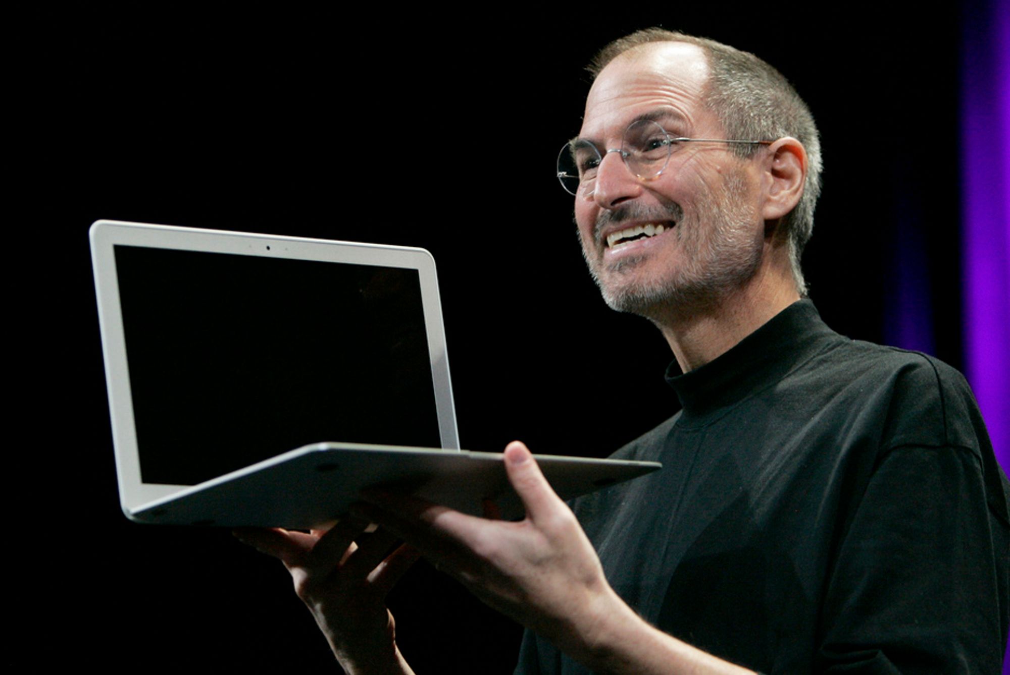 Apple-sjef Steve Jobs kan fryde seg over 5,2 millioner solgte iPhone i forrige kvartal. Her med Macbook Air.
