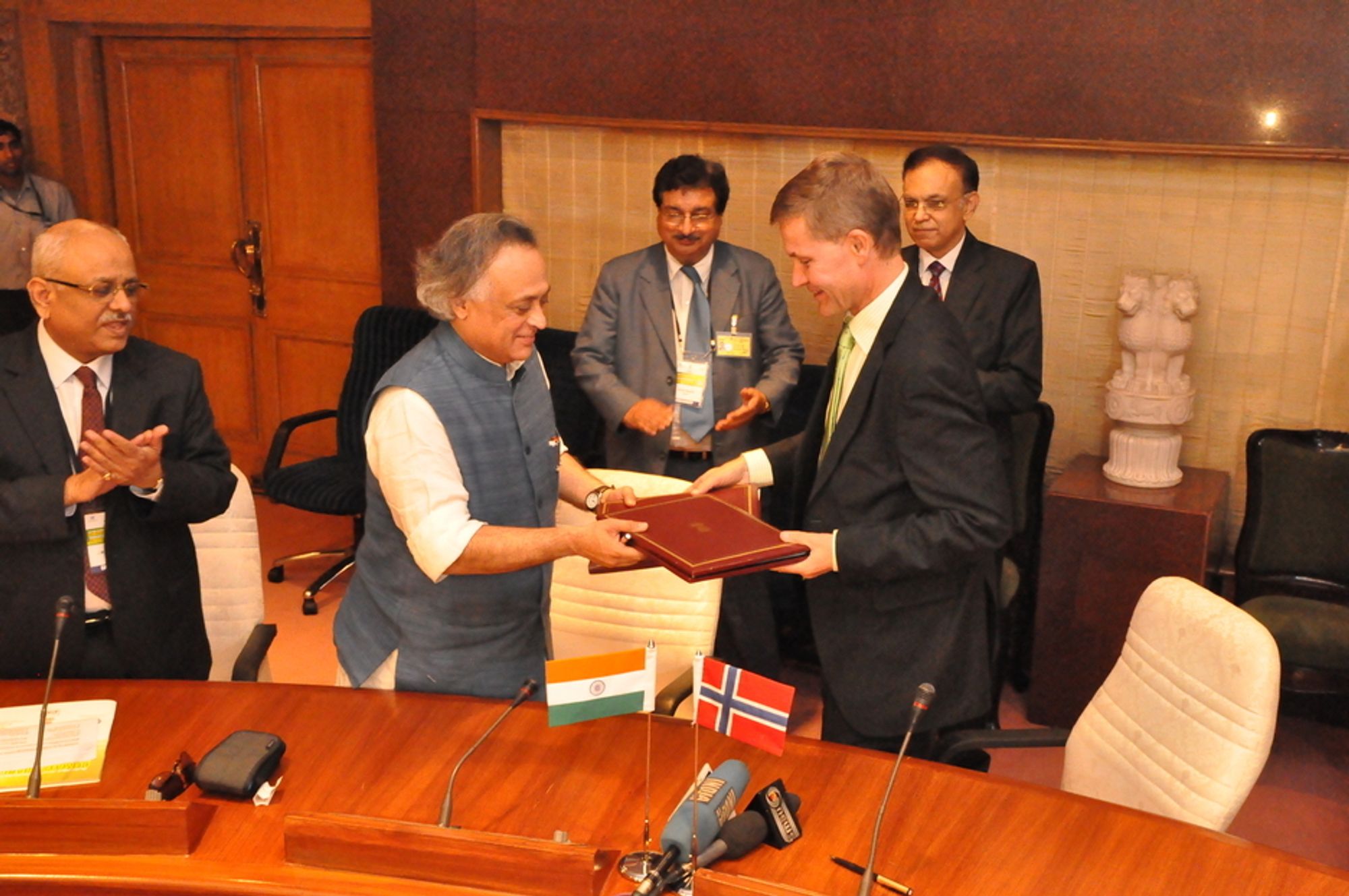 AVTALE: Optimisme preger Indias miljøvernminister Jairam Ramesh og Erik Solheim etter at avtale om implementering av miljøteknologi ble inngått under en internasjonal klimakonferanse i Delhi, India.