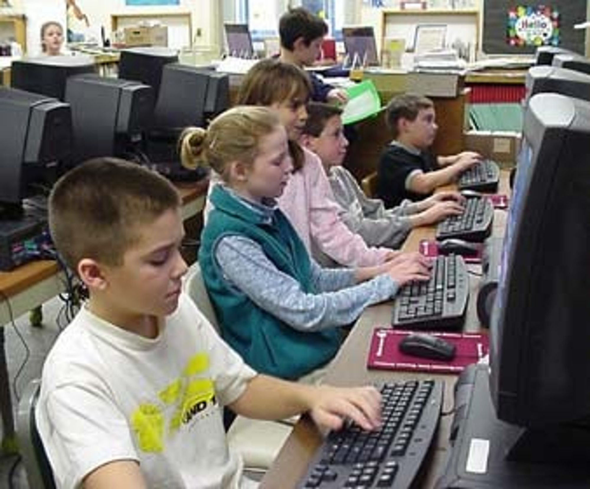 Myndighetenes krav til PC-bruk i skolene koster dyrt for skolene.