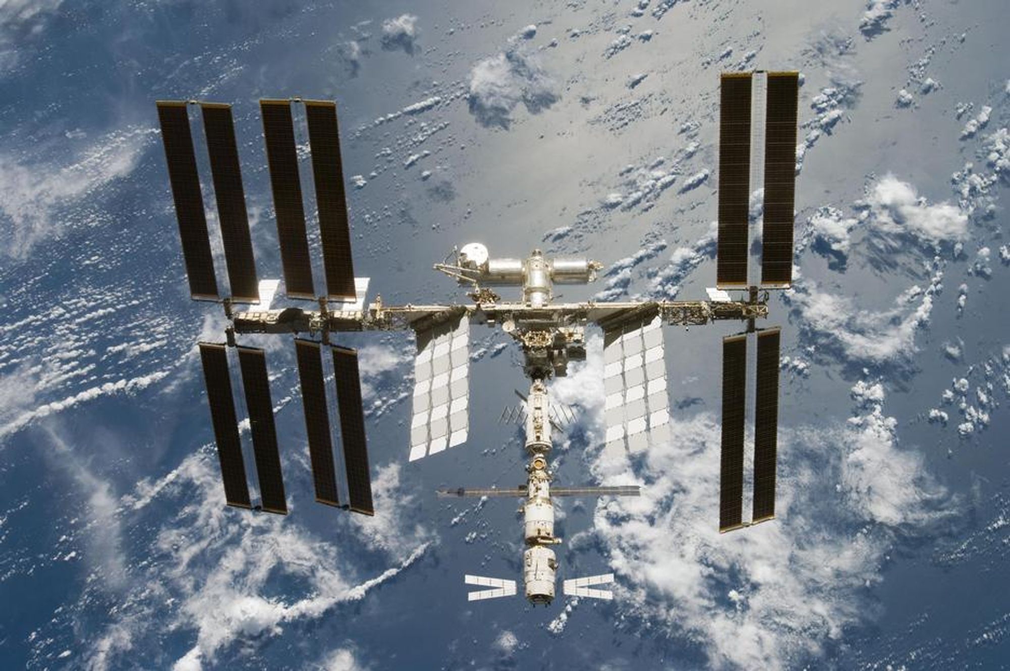 Den internasjonale romstasjonen ISS feirer tiårsjubileum torsdag. Den sirkulerer rundt jorden med en hastighet på nærmere 28 000 km\t.